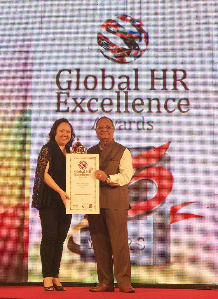 170302 Pic เอไอเอส รับรางวัล Global HR Excellence Award 2017 จากWorld HRD Congress_2